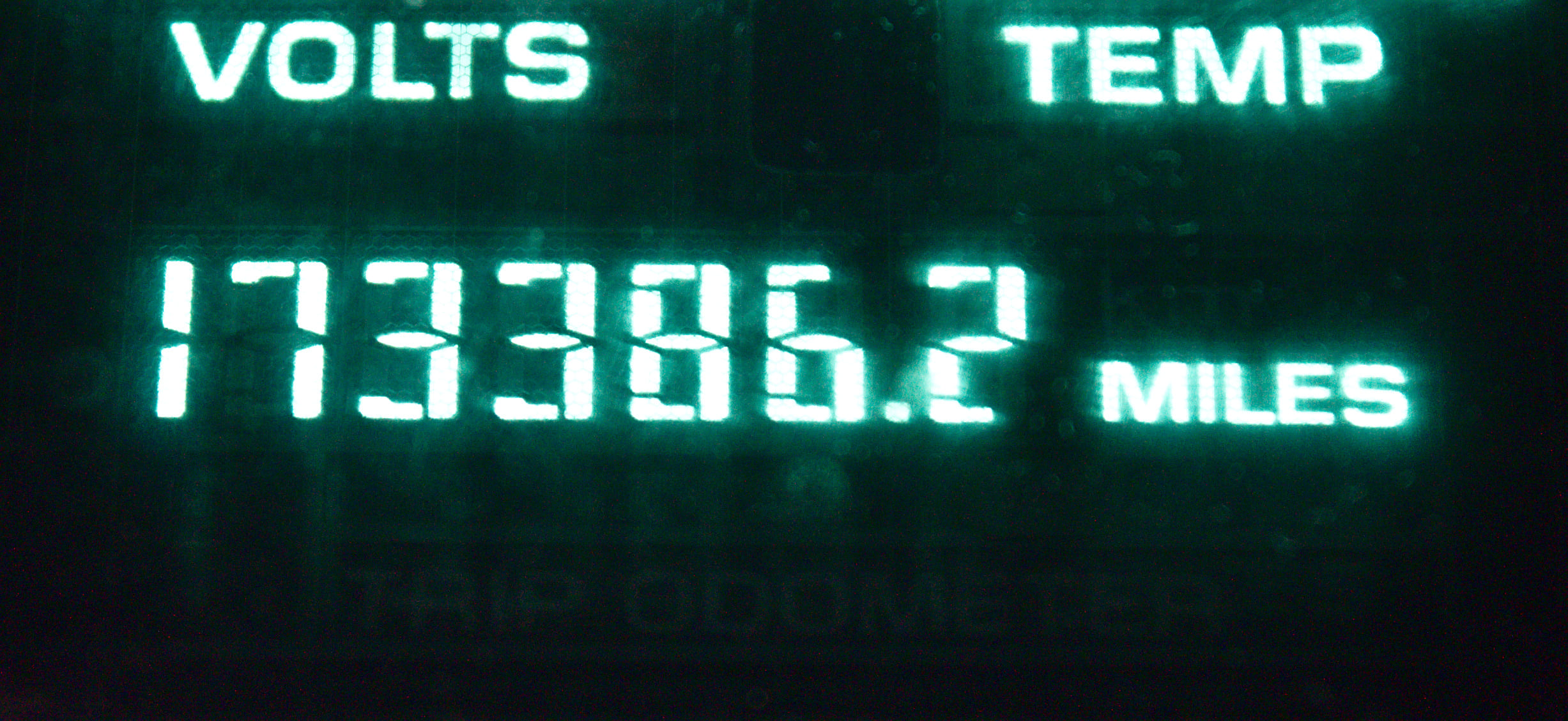 Meilenzähler-Anzeige auf dem VFD-Instrument eines 1987er Oldsmob How Digital Odometers Are Rolled Back