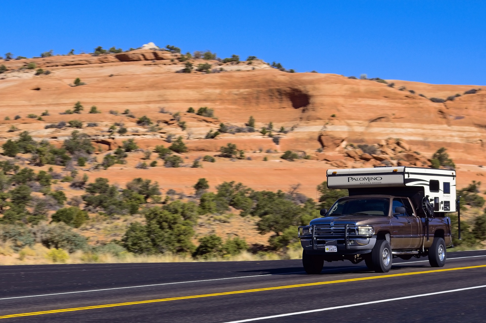 truck-camper-stop-action